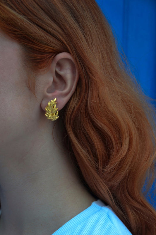 Boucles d’oreilles Nymphe d’Or : élégance végétale et éclat mythologique
Un bijou inspiré de la nature et de la légende de Daphné
Laissez-vous envoûter par les boucles d’oreilles Nymphe d’Or, une création élégante inspirée des feuilles de la nymphe Daphné, transformée en laurier dans la mythologie grecque.
Ces bijoux au design délicat évoquent la légèreté de la nature et la puissance silencieuse des récits antiques.