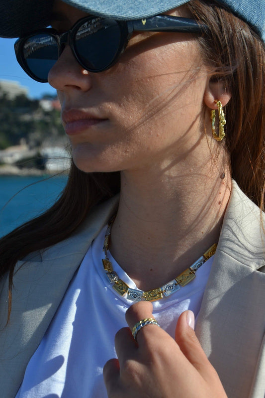 Créoles Palladíon S Découvrez les Créoles Palladíon S, des bijoux élégants qui incarnent la sophistication et l'artisanat raffiné. Inspirées par le Palladíon, symbole de protection et de beauté dans la mythologie grecque, ces créoles sont une fusion parfaite entre tradition et modernité.