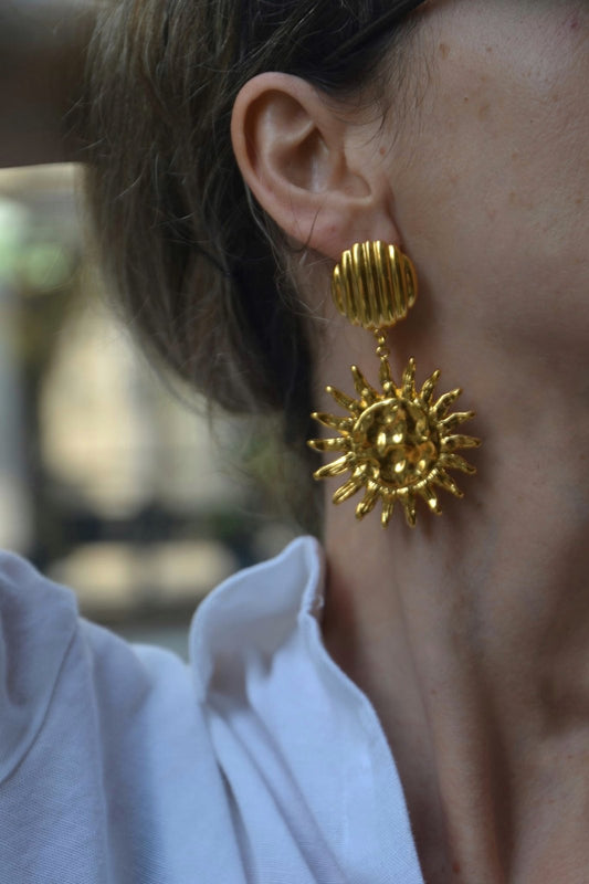 Laissez briller votre lumière intérieure avec Phoebéa, une paire de boucles d’oreilles dorées inspirée du dieu solaire Apollon, surnommé Phoebus, symbole de beauté, de clarté et d'harmonie.