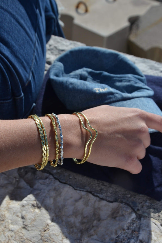 Jonc Palladíon Découvrez notre Jonc Palladíon, un bijou qui incarne à la fois la protection et la beauté intemporelle, inspiré par le Palladíon de la mythologie grecque. Chaque jonc est méticuleusement façonné à la main par nos artisans talentueux, capturant ainsi l'essence de la mythologie antique et la grâce du design contemporain.