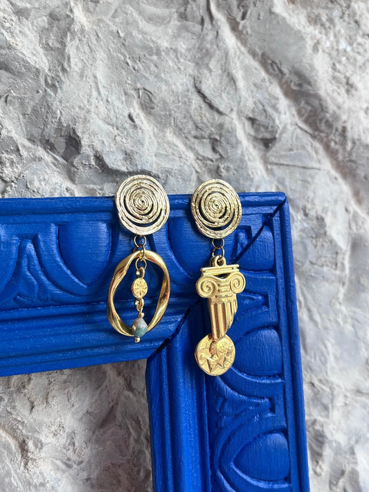 Astrea – Boucles d’Oreilles Spirales Asymétriques & Pièces Antiques
La grâce en mouvement, le mythe au creux de l’oreille.
Inspirées d’Astrea, la déesse étoilée de la justice et de la pureté céleste, ces boucles d’oreilles racontent une histoire ancienne – celle des constellations, de l’équilibre perdu, et de la beauté imparfaite.
Design & symbolique