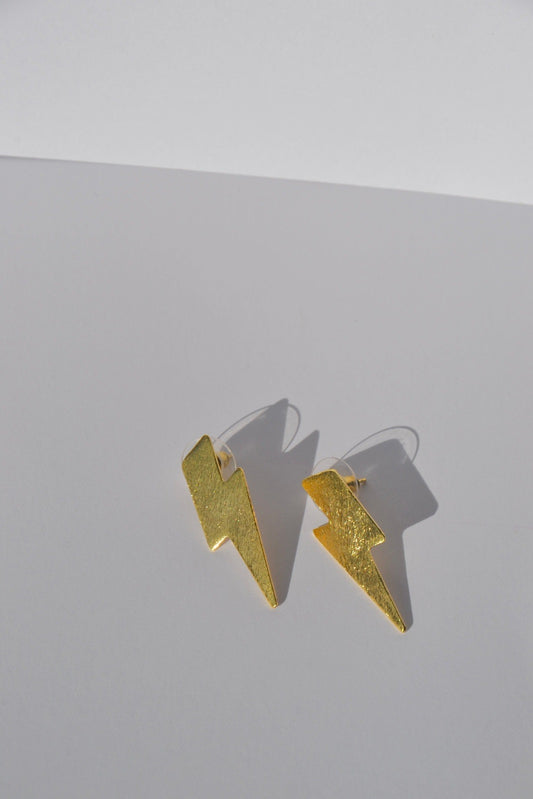 Boucles d'Oreilles Zeus - Foudre : Puissance Divine et Élégance Majestueuse Imprégnez-vous de la puissance divine et de l'élégance majestueuse avec nos boucles d'oreilles Zeus - Foudre, soigneusement fabriquées à la main par nos artisans. Inspirées par Zeus, le roi des dieux dans la mythologie grecque, et son emblème, la foudre, ces boucles d'oreilles incarnent la force et l'autorité divine.