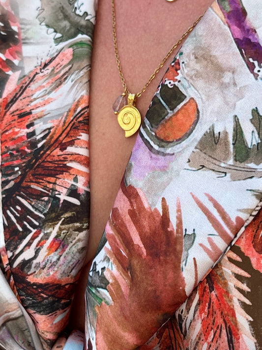 Laissez-vous envoûter par l’énergie douce et apaisante du collier Spirale & Améthyste Rose, un bijou qui unit l’élégance naturelle de la pierre semi-précieuse à la symbolique profonde de la spirale.
La spirale, symbole universel d’évolution, de transformation et de connexion avec soi, enlace délicatement une améthyste rose – pierre rare et précieuse, reconnue pour favoriser la paix intérieure, l’amour de soi et l’ouverture du cœur.