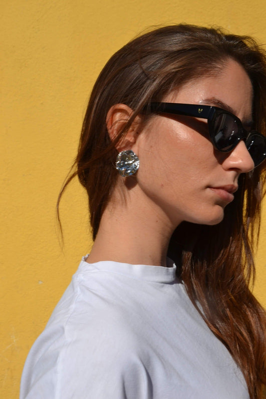 Boucles d'Oreilles La Greka Martelées - Artisanat Authentique et Élégance Rustique Apportez une touche de sophistication et de caractère à votre collection de bijoux avec nos boucles d'oreilles La Greka Martelées. Ces boucles d'oreilles uniques, faites main par nos artisans, célèbrent l'authenticité et l'élégance rustique à travers un design martelé distinctif.