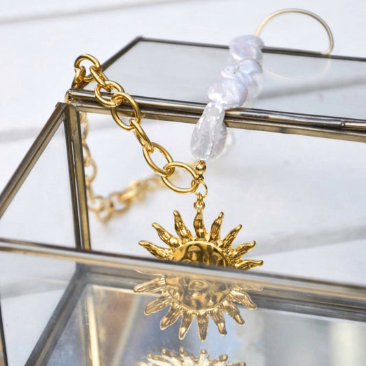 Collier Phoebéa – Éclat solaire inspiré de la Grèce antique
Laissez briller votre lumière intérieure avec Phoebéa, un collier doré avec des perles brutes plates, inspiré du dieu solaire Apollon, surnommé Phoebus, symbole de beauté, de clarté et d'harmonie.
Chaque détail est pensé pour refléter la puissance douce et lumineuse du soleil grec, tout en soulignant la féminité divine de celle qui les porte.