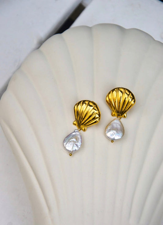 Nerida – Boucles d’oreilles perles & coquillages inspirées des nymphes de la mer
Plongez dans l’élégance naturelle de la mer Égée avec Nerida, une paire de boucles d’oreilles qui rend hommage aux Néréides, les nymphes marines de la mythologie grecque. Chaque pièce marie l’authenticité d’un coquillage naturel à la douceur d’une perle nacrée, évoquant la beauté sauvage des fonds marins.