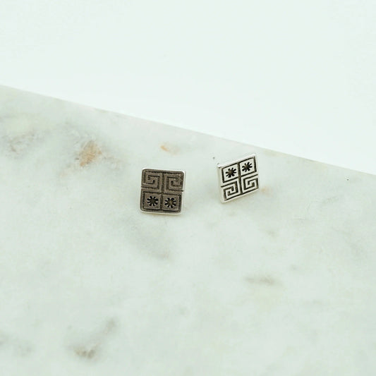 Boucles d'Oreilles Méandre - Symbole de Perpétuité et de Harmonie Plongez dans l'histoire ancienne avec nos boucles d'oreilles Méandre, inspirées par le motif emblématique du méandre, symbole de perpétuité et d'harmonie dans l'art et la culture grecque. Fabriquées à la main par nos artisans, ces boucles d'oreilles captivent par leur design élégant et leur signification profonde.