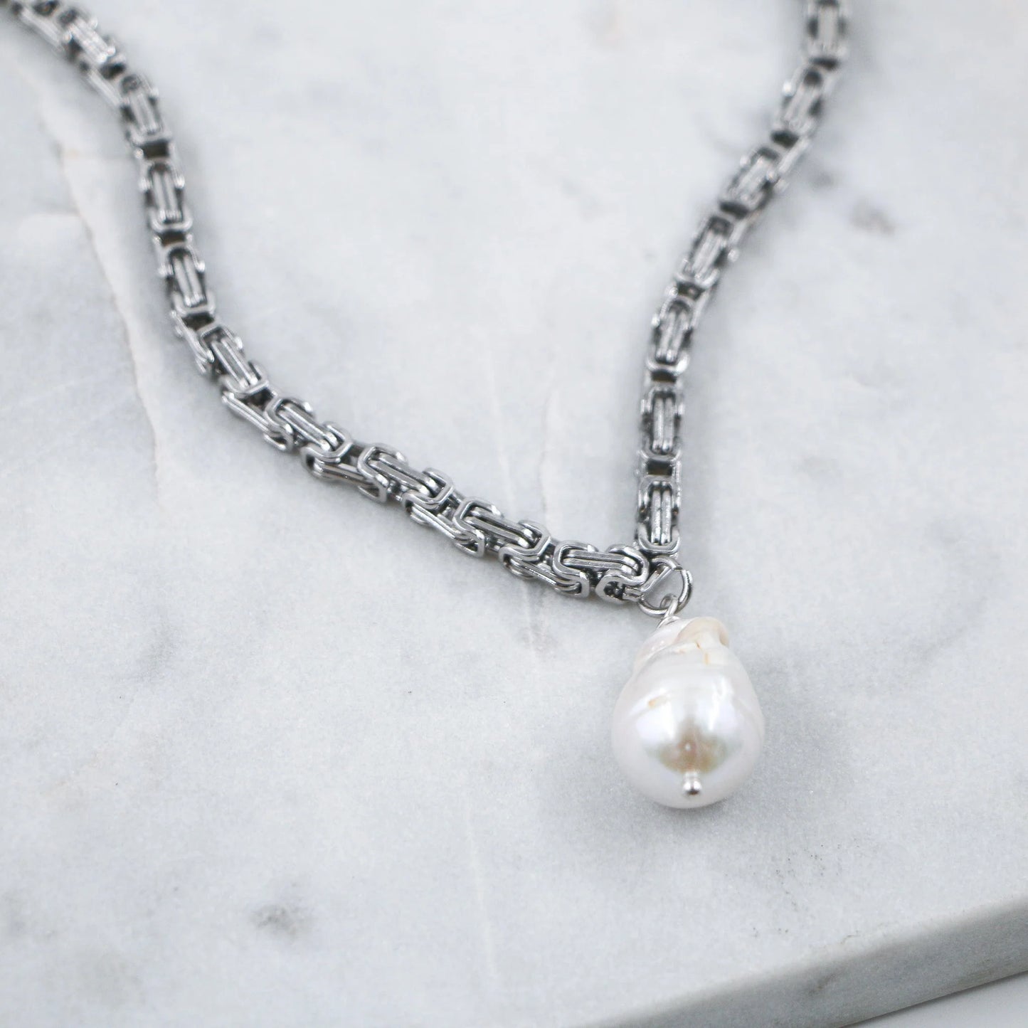 Ajoutez une touche de raffinement discret avec le Collier Perle et Chaîne Argentée, une pièce qui allie sophistication et simplicité. Orné d’une perle, ce collier se distingue par son élégance sobre, parfait pour accompagner aussi bien une tenue de jour que de soirée.