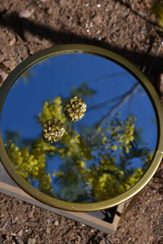 Boucles d'Oreilles Fleurs d'Or - Éclat Doré et Élégance Florale Embellissez votre look avec nos boucles d'oreilles Fleurs d'Or, une création raffinée et éclatante, faite main par nos artisans. Inspirées par la beauté intemporelle des fleurs, ces boucles d'oreilles capturent l'essence de l'élégance naturelle. Détails du Design : Design : Chaque paire présente des motifs floraux délicats et sophistiqués, rehaussés par une finition dorée qui leur confère une allure luxueuse et radieuse.