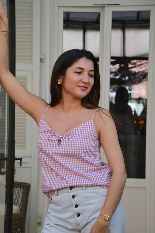 Ajoutez une touche de lumière et de raffinement à votre look avec nos boucles d’oreilles puces “Daisy”, délicatement inspirées des motifs floraux de l’Antiquité grecque.
Finement travaillées, ces petites merveilles rendent hommage à la simplicité élégante des ornements helléniques, tout en offrant un style résolument moderne.