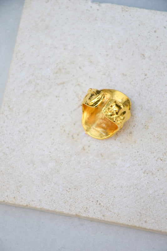 Découvrez la force et l'élégance de l'antiquité avec notre bague Thyrós, faite main par nos artisans.
Détails du Design :
Ornée de motifs guerriers et antiques, rappelant la bravoure et la puissance des guerriers grecs.