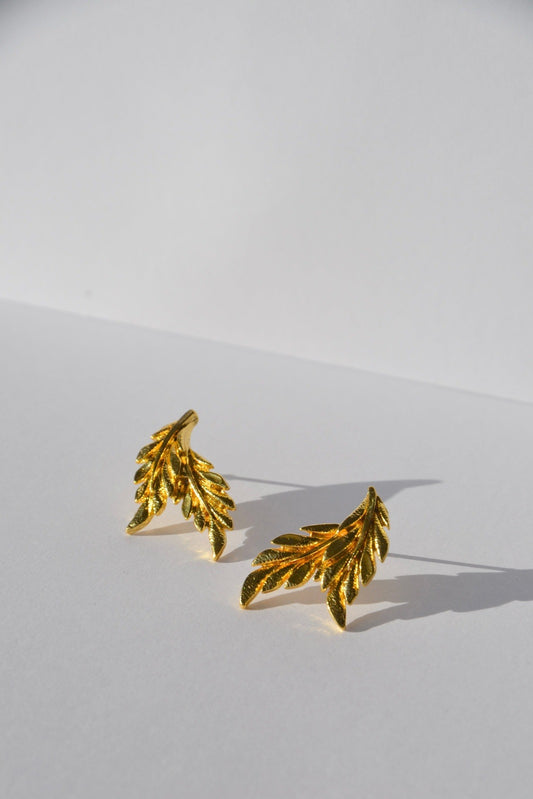 Embrassez la beauté naturelle et la sérénité avec nos boucles d'oreilles Elia, inspirées par les feuilles d'olivier. Fabriquées à la main par nos artisans, ces boucles d'oreilles incarnent la simplicité et l'élégance de la nature. Détails du Design : Design : En forme de délicates feuilles d'olivier, ces boucles d'oreilles capturent la grâce et la beauté intemporelle de cet arbre sacré.