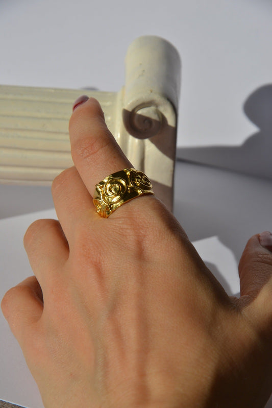 Bague ajustable plaquée or faite main par nos artisans. Plongez dans l'univers fascinant de la mythologie grecque avec notre bague Dionysos, une pièce exquise qui capture l'esprit et la splendeur du dieu du vin et de la fertilité. Détails Inspirés par la Mythologie : Design : Ornée de motifs inspirés de la vigne et du symbole de Dionysos, représentant la récolte et la célébration.