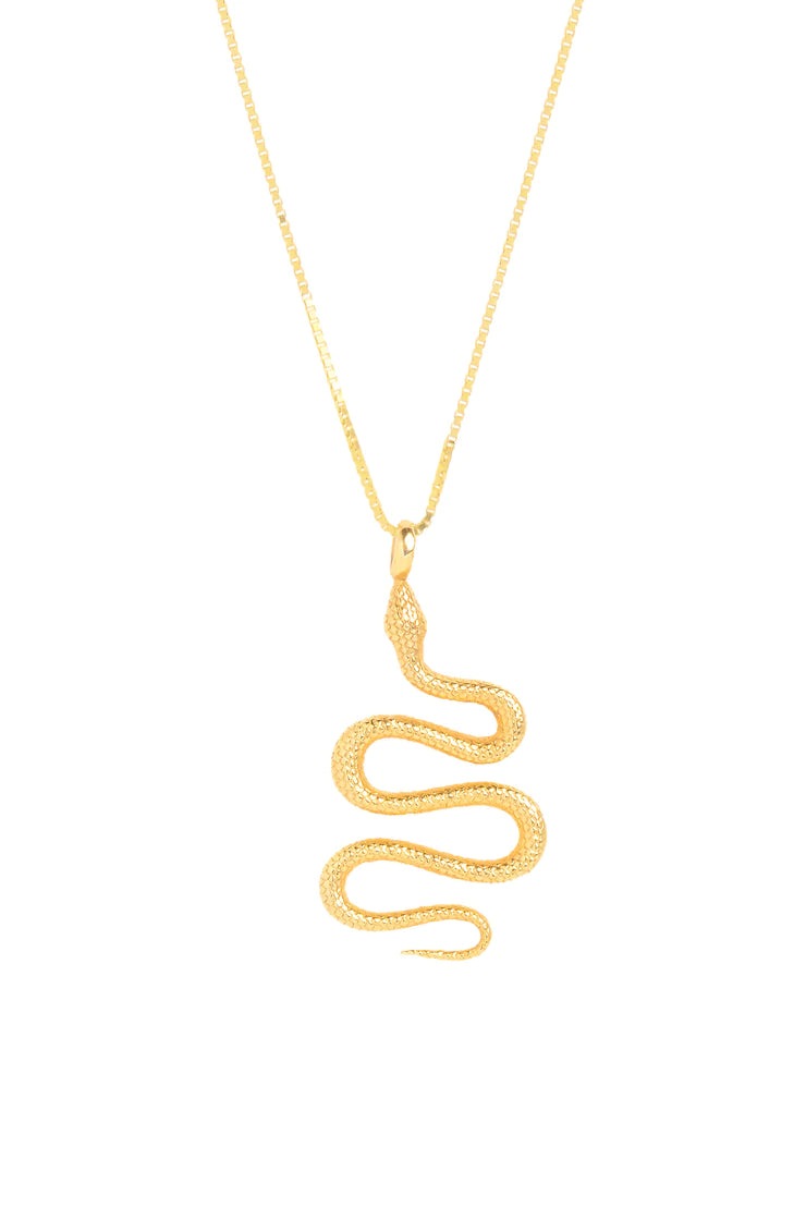 Pendentif Python Découvrez notre Pendentif Serpent Doré, un bijou captivant qui rend hommage à la symbolique profonde des serpents dans la mythologie grecque. Fabriqué à la main par nos artisans experts, ce pendentif plaqué or est accompagné d'une chaîne assortie, représentant la fertilité et la force de la vie créatrice associées aux serpents dans les cultures anciennes.