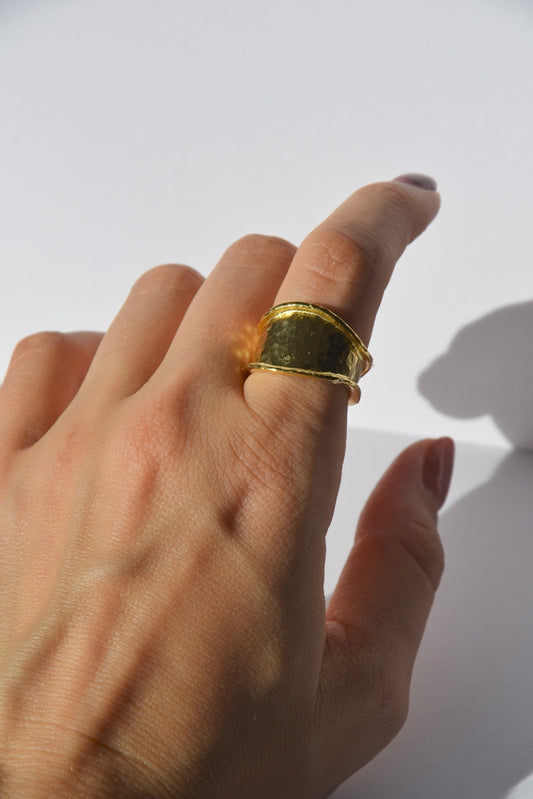 Découvrez notre magnifique bague plaquée or, ajustable et rigide, minutieusement façonnée à la main par nos artisans Inspirée par la religion grecque antique, cette bague évoque la majestueuse déesse Héra (ou Héré). Héra, fille des Titans Cronos et Rhéa, et épouse de Zeus, est vénérée comme la protectrice des femmes et la déesse du mariage.