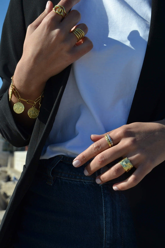 Plongez dans l'histoire captivante de la mythologie grecque avec notre bague Perséphone, faite main par nos artisans. Détails du Design : Design : Inspirée par la déesse Perséphone, ornée de motifs floraux délicats et symboliques.
