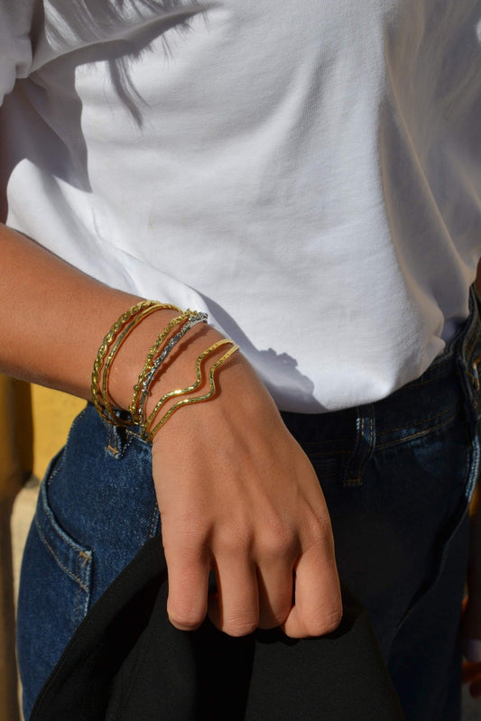 Le Jonc Chaîne incarne l'élégance contemporaine avec une touche de sophistication. Ce bracelet subtil et raffiné est conçu pour ajouter une note de style à toutes vos tenues, que ce soit au quotidien ou pour des occasions spéciales. Fabriqué avec des matériaux de haute qualité et un souci du détail, le Jonc Chaîne est le choix parfait pour ceux qui recherchent un accessoire chic et polyvalent.