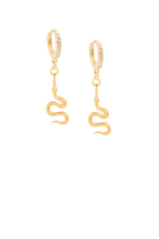 Créoles Serpent Doré Découvrez nos Créoles Serpent Doré, des bijoux d'une beauté captivante qui marient l'élégance du plaqué or avec le symbolisme profond du serpent. Chaque paire est minutieusement conçue à la main par nos artisans, ornée de zircons étincelants et d'un pendentif en forme de serpent, inspiré par la mythologie grecque antique.