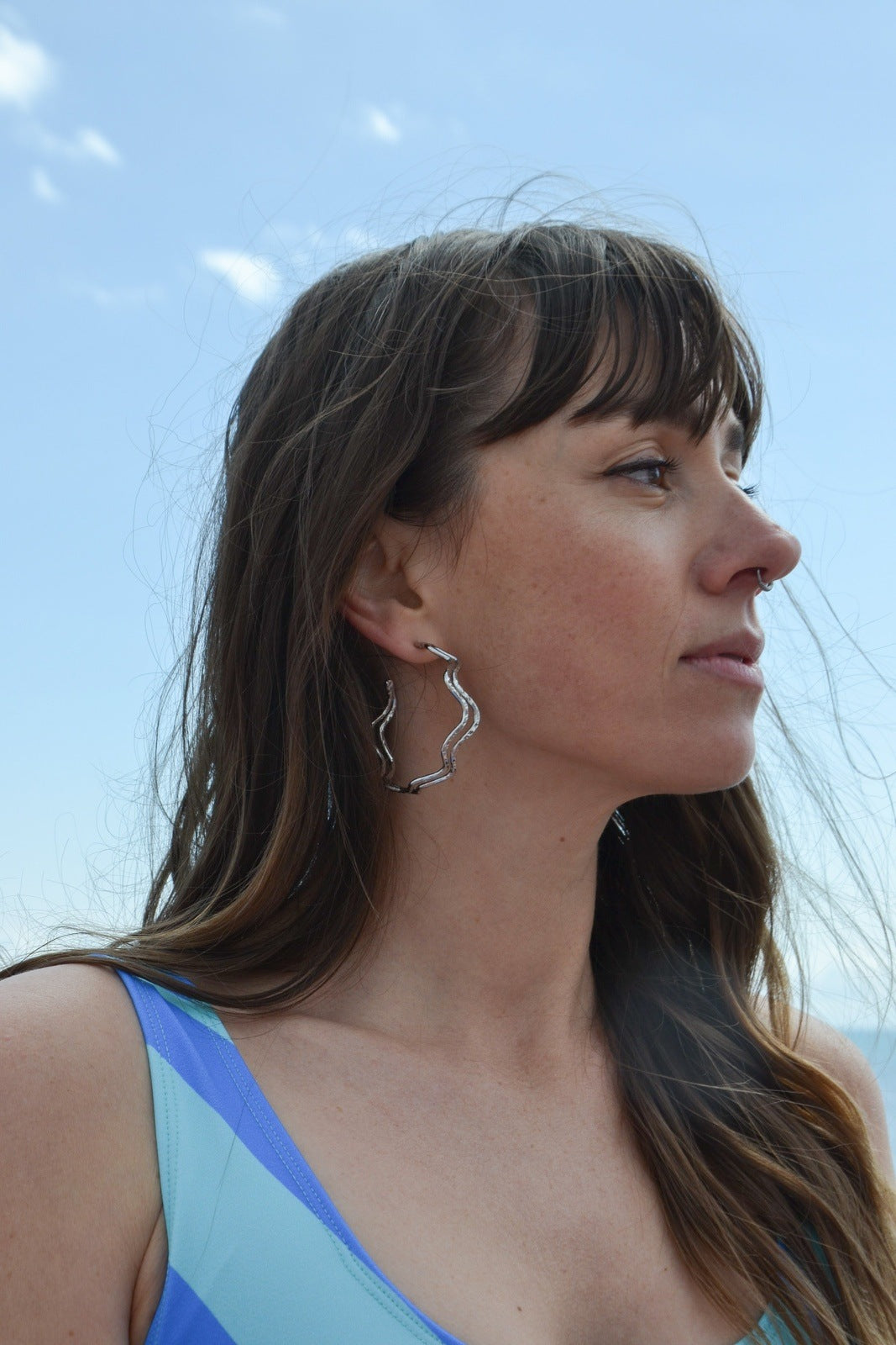 Créoles Kima Du grec Κύμα (Kima), signifiant "la vague", symbole de la puissance et de l'éphémère. Découvrez les Créoles Kima, des bijoux d'exception alliant tradition et modernité. Faits main par nos artisans talentueux, ces créoles bombées avec motifs en relief. 