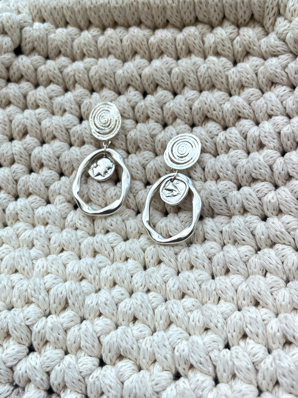 Némésis – Boucles d’Oreilles Argentées Spirales &amp; Pièces Antiques

Puissantes. Mystiques. Éternelles.

Les boucles Némésis tirent leur nom de la déesse grecque de la justice et de l’équilibre. Fusion parfaite entre héritage antique et design symbolique, elles arborent des spirales élégantes et des médaillons inspirés des pièces antiques, où se dessinent les silhouettes d’Athéna la sage et de Pégase, le messager ailé.