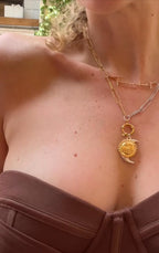 Portez l'équilibre céleste autour de votre cou avec le collier Séléné, une ode délicate à la danse éternelle entre la Lune et le Soleil. Composé de deux pendentifs fins – un croissant de lune argenté et un soleil doré éclatant – ce bijou symbolise le lien entre lumière et mystère, énergie et douceur.