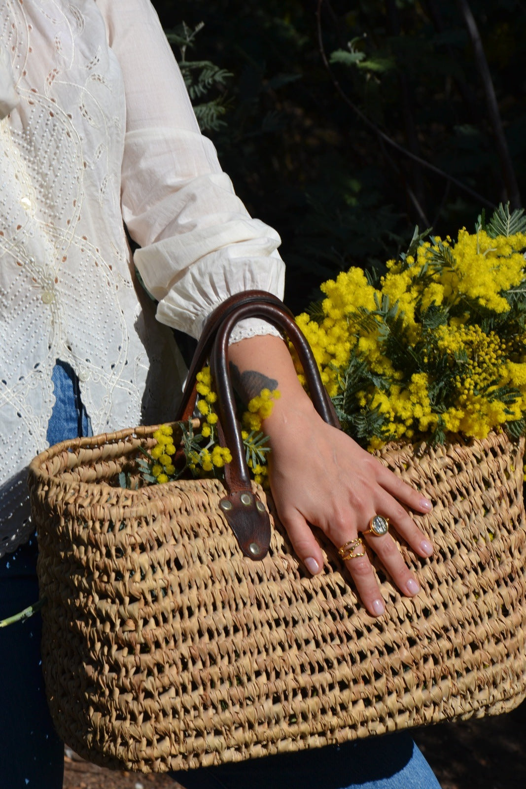 Explorez la grâce intemporelle avec notre bague Palladíon, une pièce inspirée par la protection divine et l'élégance classique, faite main par nos artisans.&nbsp; Détails du Design :  Design : Ornée de motifs classiques et sophistiqués, rappelant la noblesse et la force de Palladíon.