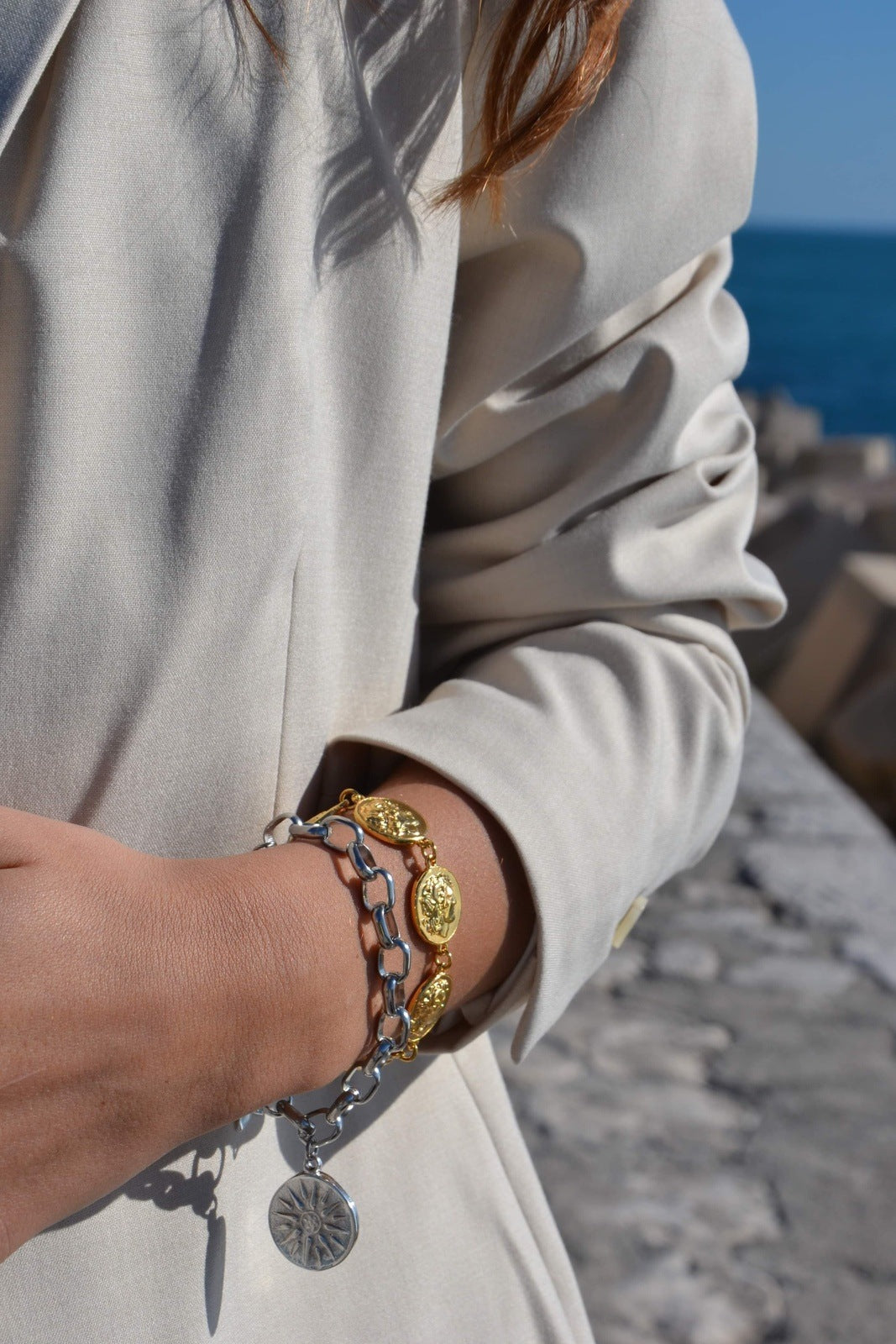 Bracelet Alexandros - Force et Noblesse d'Alexandre le Grand  Imprégnez-vous de la force et de la noblesse légendaires d'Alexandre le Grand avec notre bracelet Alexandros, méticuleusement fabriqué à la main par nos artisans. Ce bracelet incarne l'esprit conquérant et le charisme du célèbre roi macédonien.