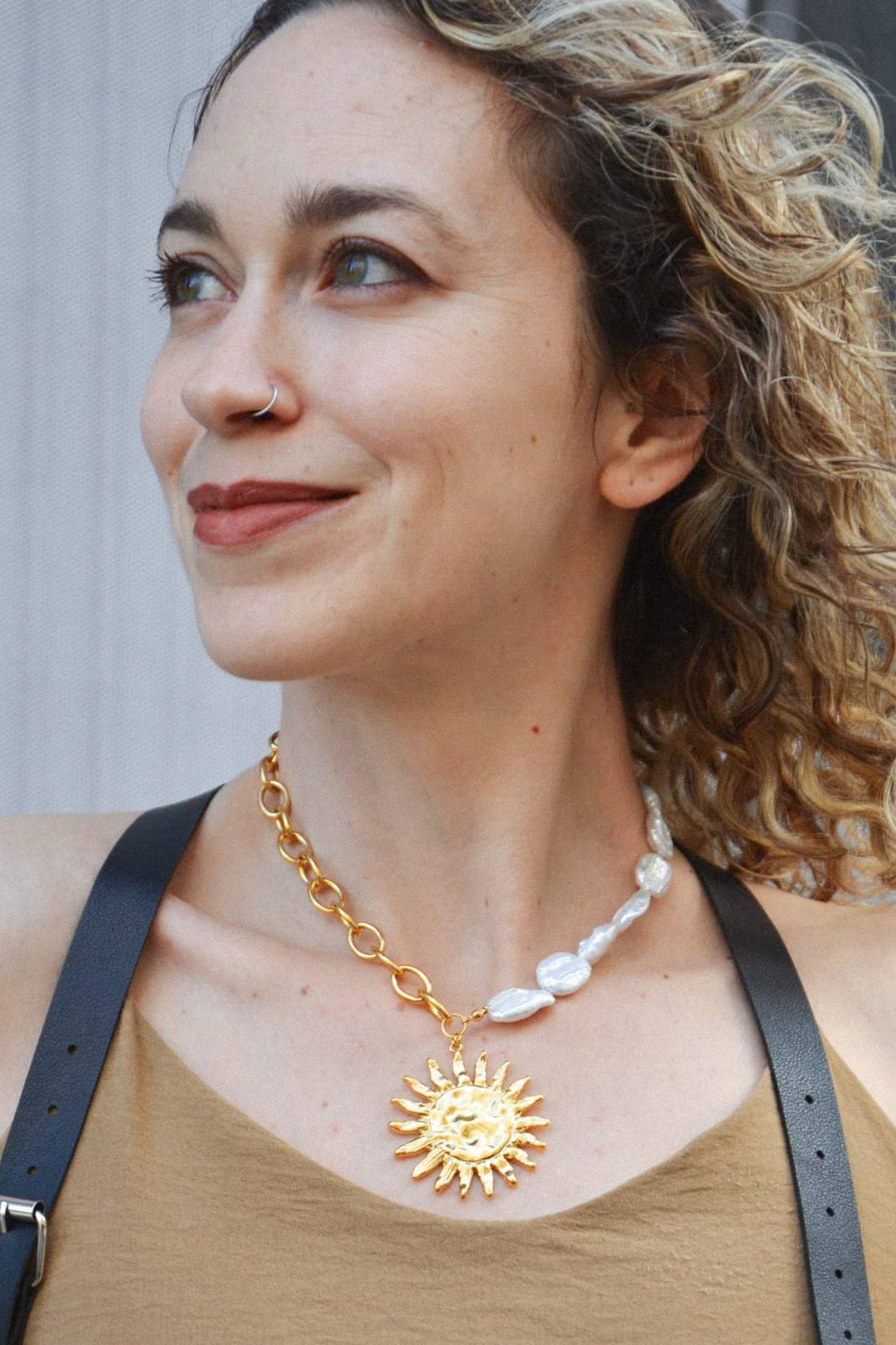 Collier Phoebéa – Éclat solaire inspiré de la Grèce antique

Laissez briller votre lumière intérieure avec Phoebéa, un collier doré avec des perles brutes plates, inspiré du dieu solaire Apollon, surnommé&nbsp;Phoebus, symbole de beauté, de clarté et d'harmonie.

Chaque détail est pensé pour refléter la&nbsp;puissance douce et lumineuse du soleil grec, tout en soulignant la féminité divine de celle qui les porte.