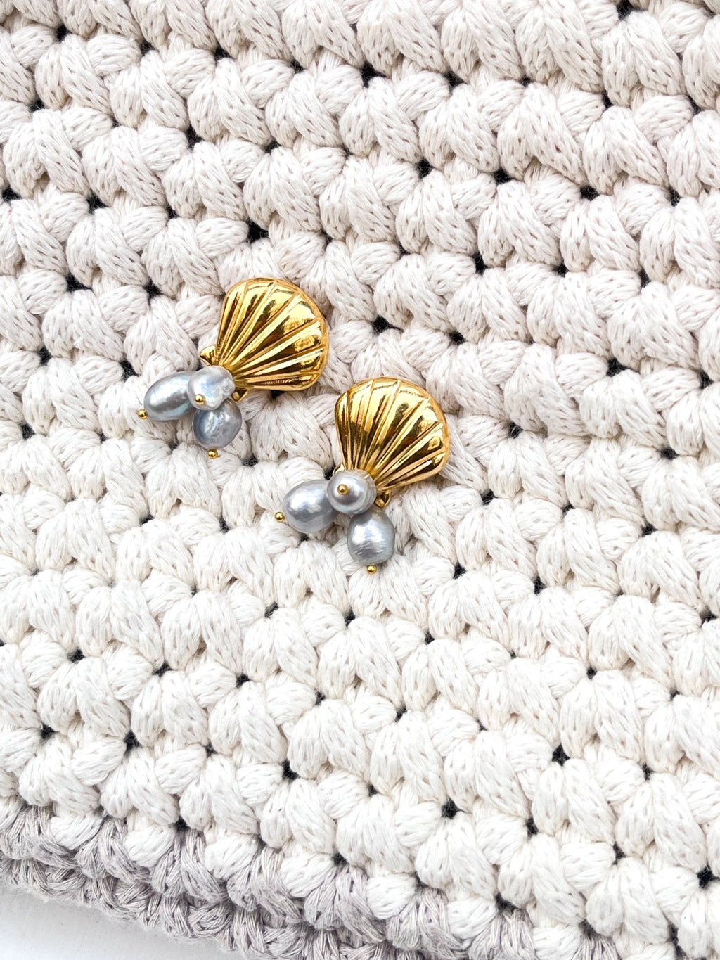 Nerida – Boucles d’oreilles perles &amp; coquillages inspirées des nymphes de la mer

Plongez dans l’élégance naturelle de la mer Égée avec Nerida, une paire de boucles d’oreilles qui rend hommage aux Néréides, les nymphes marines de la mythologie grecque. Chaque pièce marie l’authenticité d’un coquillage naturel à la douceur d’une perle nacrée, évoquant la beauté sauvage des fonds marins.