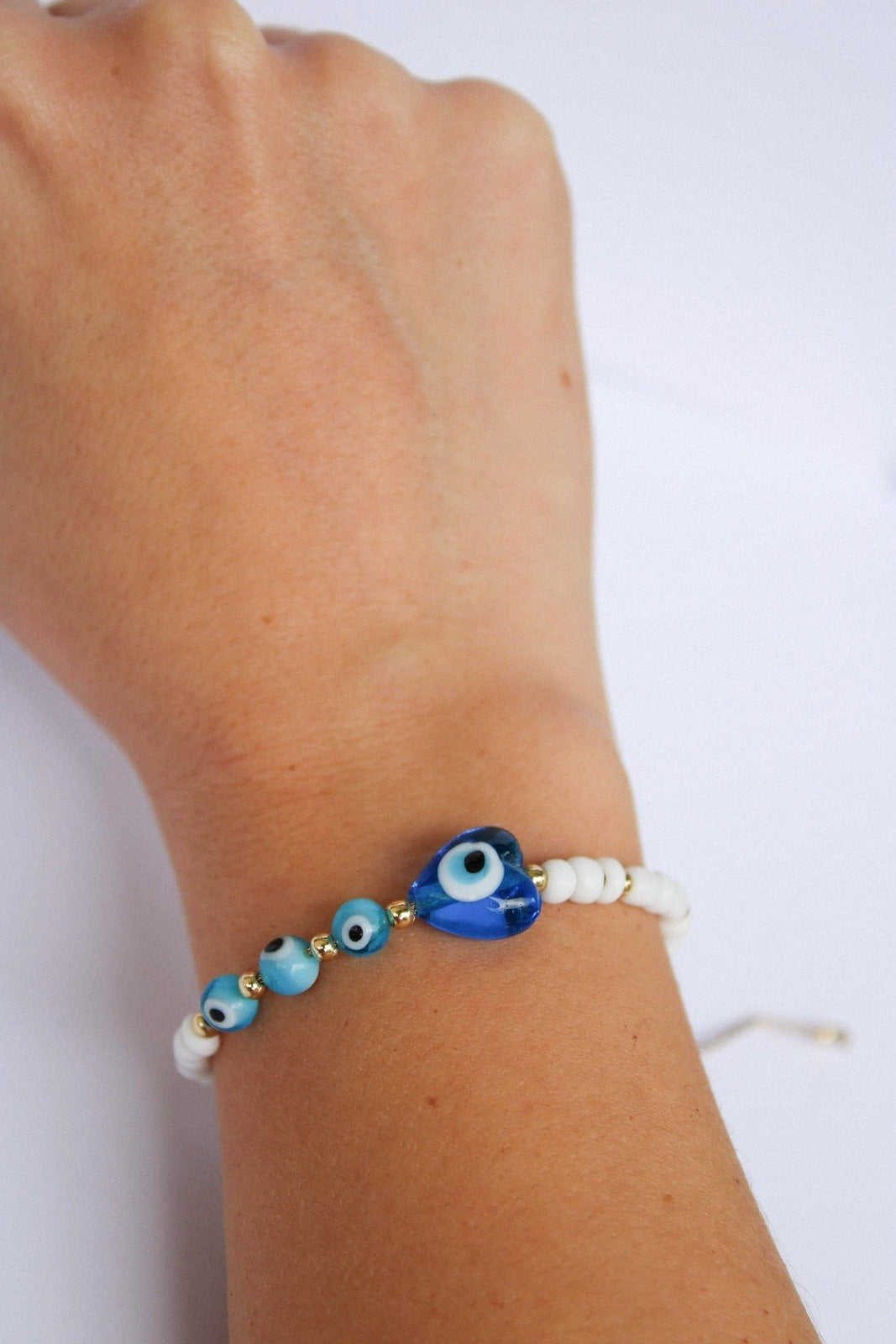 Bracelet décoré des ''mati" en perles, fait main par nos artisans.Souvent appelé « mati » ou « mataki», l'œil grec n'est pas que décoratif. Il est là pour protéger et empêcher les effets du mauvais œil (mauvaise énergie).Le bleu symbolise l’eau, symbole de vie et de croissance. Il peut s'adapter parfaitement à votre poignet.  Retrouvez aussi les autres pièces de la collection mati,porte-bonheur grec.