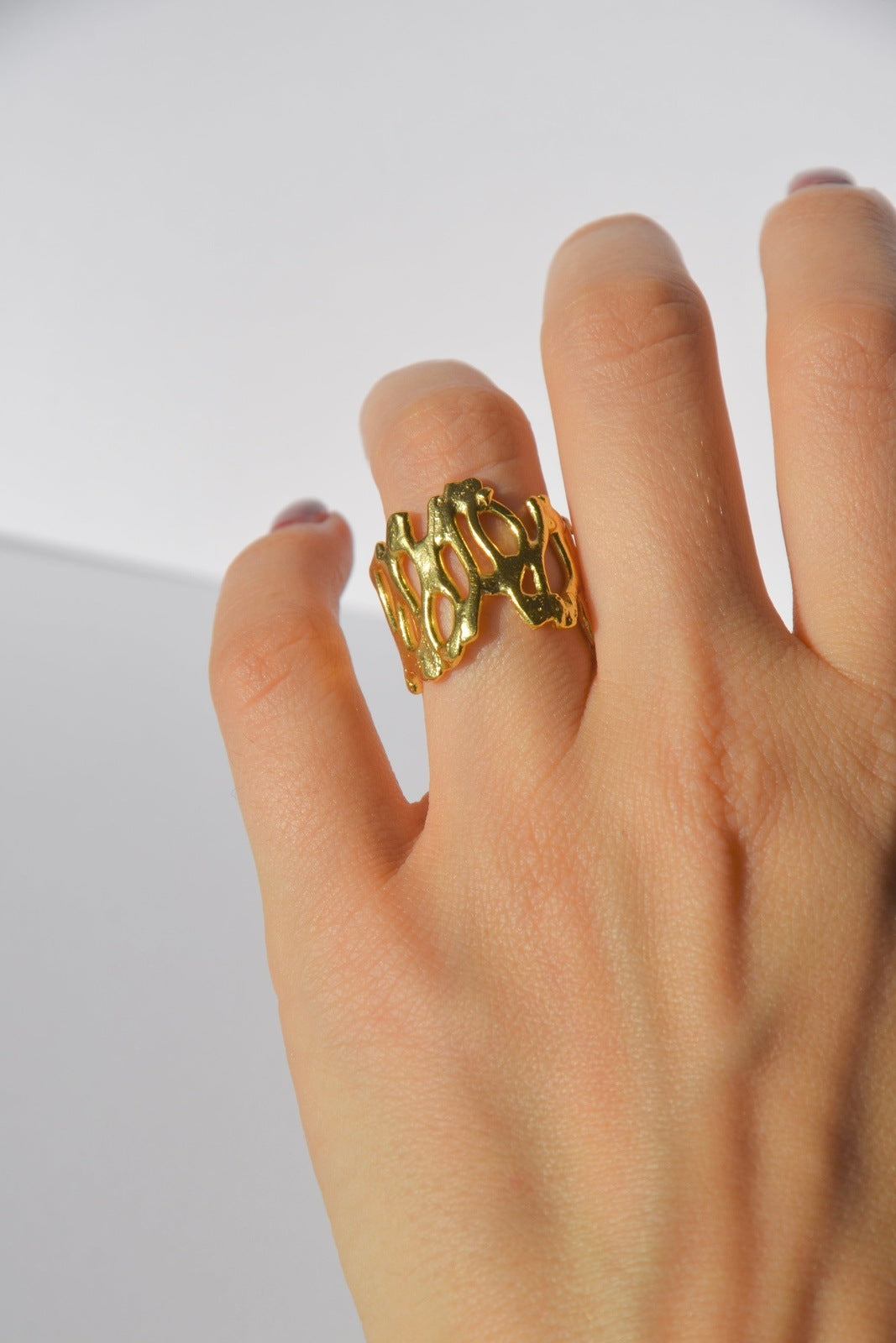 Bague Ajustable Plaquée Or Thalia – Inspiration Mythologique

Découvrez notre bague ajustable plaquée or, une création unique réalisée à la main par nos artisans. Inspirée par Thalia, la muse grecque de la comédie et de la joie, cette bague incarne la légèreté et l’élégance d’un esprit libre et créatif.