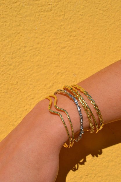 Le Jonc Chaîne incarne l'élégance contemporaine avec une touche de sophistication. Ce bracelet subtil et raffiné est conçu pour ajouter une note de style à toutes vos tenues, que ce soit au quotidien ou pour des occasions spéciales. Fabriqué avec des matériaux de haute qualité et un souci du détail, le Jonc Chaîne est le choix parfait pour ceux qui recherchent un accessoire chic et polyvalent.