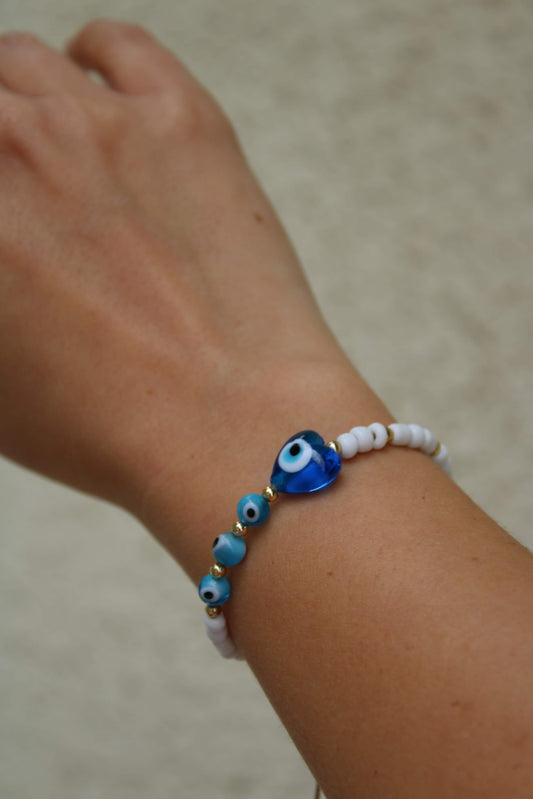 Bracelet décoré des ''mati" en perles, fait main par nos artisans.Souvent appelé « mati » ou « mataki», l'œil grec n'est pas que décoratif. Il est là pour protéger et empêcher les effets du mauvais œil (mauvaise énergie).Le bleu symbolise l’eau, symbole de vie et de croissance. Il peut s'adapter parfaitement à votre poignet.  Retrouvez aussi les autres pièces de la collection mati,porte-bonheur grec.