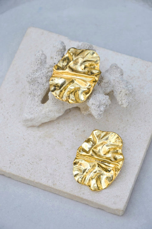 Les boucles Peplo rendent hommage à l’élégance intemporelle du péplos, le vêtement grec antique drapé et plissé porté par les déesses. Leur forme allongée et structurée évoque le tombé fluide d’un tissu noble, capturé dans le métal comme un mouvement figé dans le temps.

Ces boucles d’oreilles offrent un jeu de plis raffinés, à la fois graphiques et organiques. Chaque reflet met en valeur les ondulations délicates de la matière, comme un voile caressé par le vent.

À la fois architectu