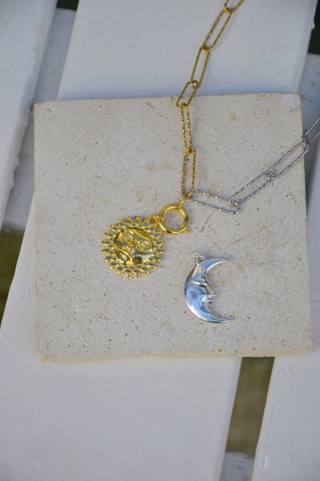 Portez l'équilibre céleste autour de votre cou avec le collier Séléné, une ode délicate à la danse éternelle entre la Lune et le Soleil. Composé de deux pendentifs fins – un croissant de lune argenté et un soleil doré éclatant – ce bijou symbolise le lien entre lumière et mystère, énergie et douceur.