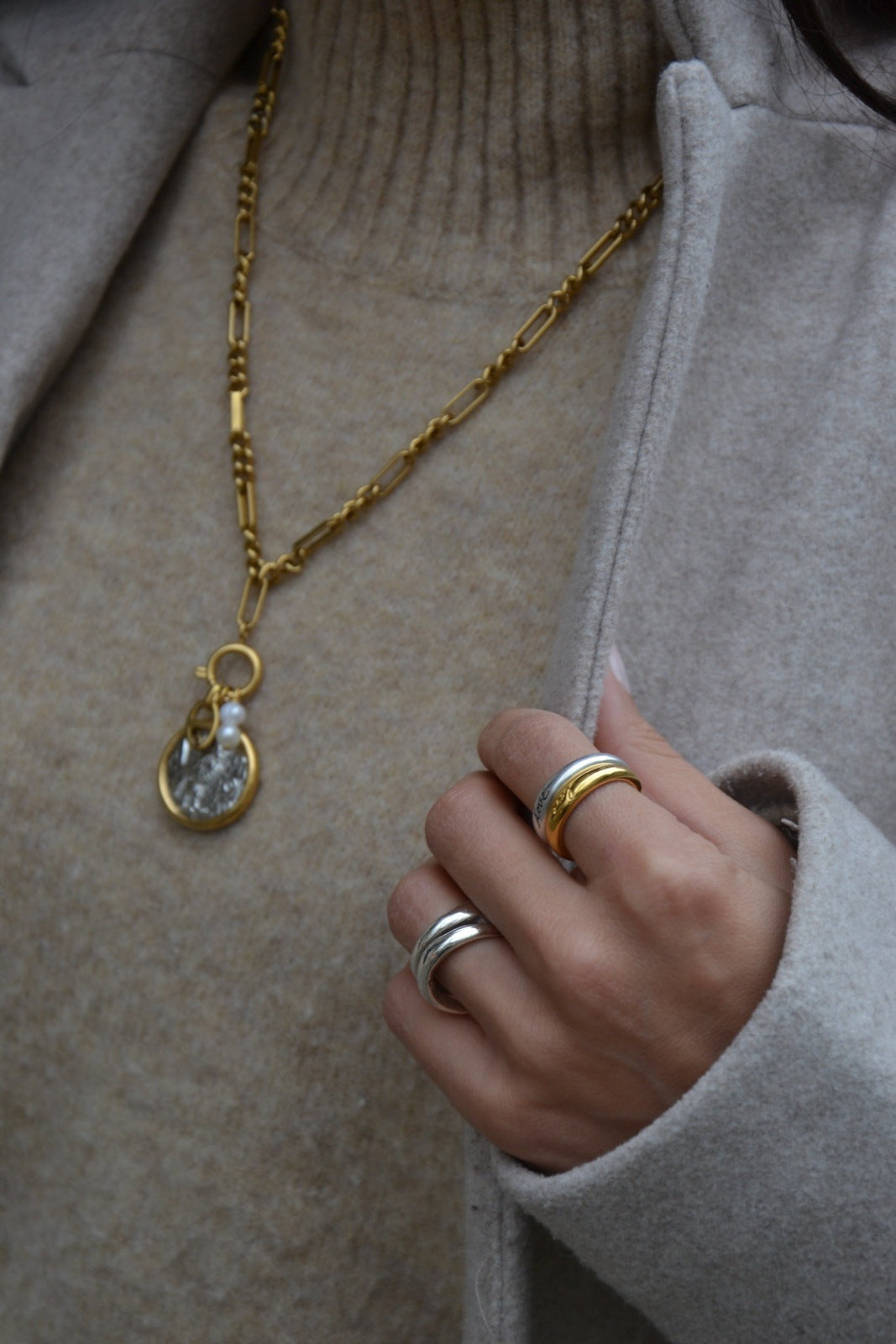 Collier plaqué or et argenté,&nbsp;décoré d'une pièce suspendue et des perles d'eau douces, fait main par nos artisans.Un bijou inspiré par les Tetradrachmes représentant la déesse grecque de la sagesse et son symbole, la chouette.
