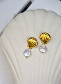 Nerida – Boucles d’oreilles perles &amp; coquillages inspirées des nymphes de la mer

Plongez dans l’élégance naturelle de la mer Égée avec Nerida, une paire de boucles d’oreilles qui rend hommage aux Néréides, les nymphes marines de la mythologie grecque. Chaque pièce marie l’authenticité d’un coquillage naturel à la douceur d’une perle nacrée, évoquant la beauté sauvage des fonds marins.