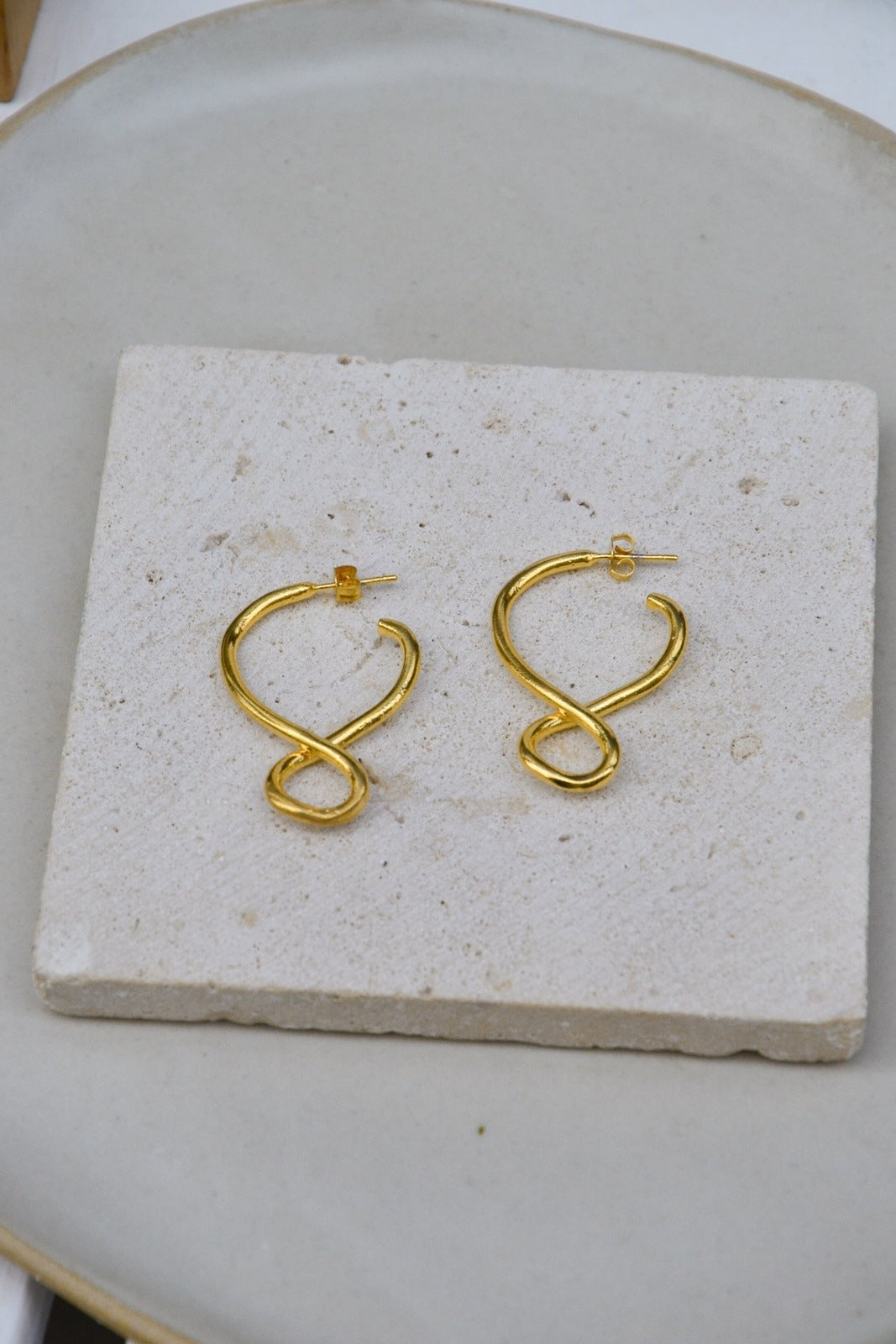 Boucle Hélice – Élégance Inspirée de la Grèce Antique


Apportez une touche de raffinement intemporel à votre style avec les boucles d’oreilles Hélicé. Inspirées des courbes harmonieuses de l’art grec et du symbole de l’infini, ces bijoux en laiton doré incarnent à la fois modernité et héritage classique.