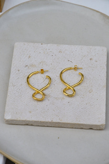 Boucle Hélice – Élégance Inspirée de la Grèce Antique


Apportez une touche de raffinement intemporel à votre style avec les boucles d’oreilles Hélicé. Inspirées des courbes harmonieuses de l’art grec et du symbole de l’infini, ces bijoux en laiton doré incarnent à la fois modernité et héritage classique.
