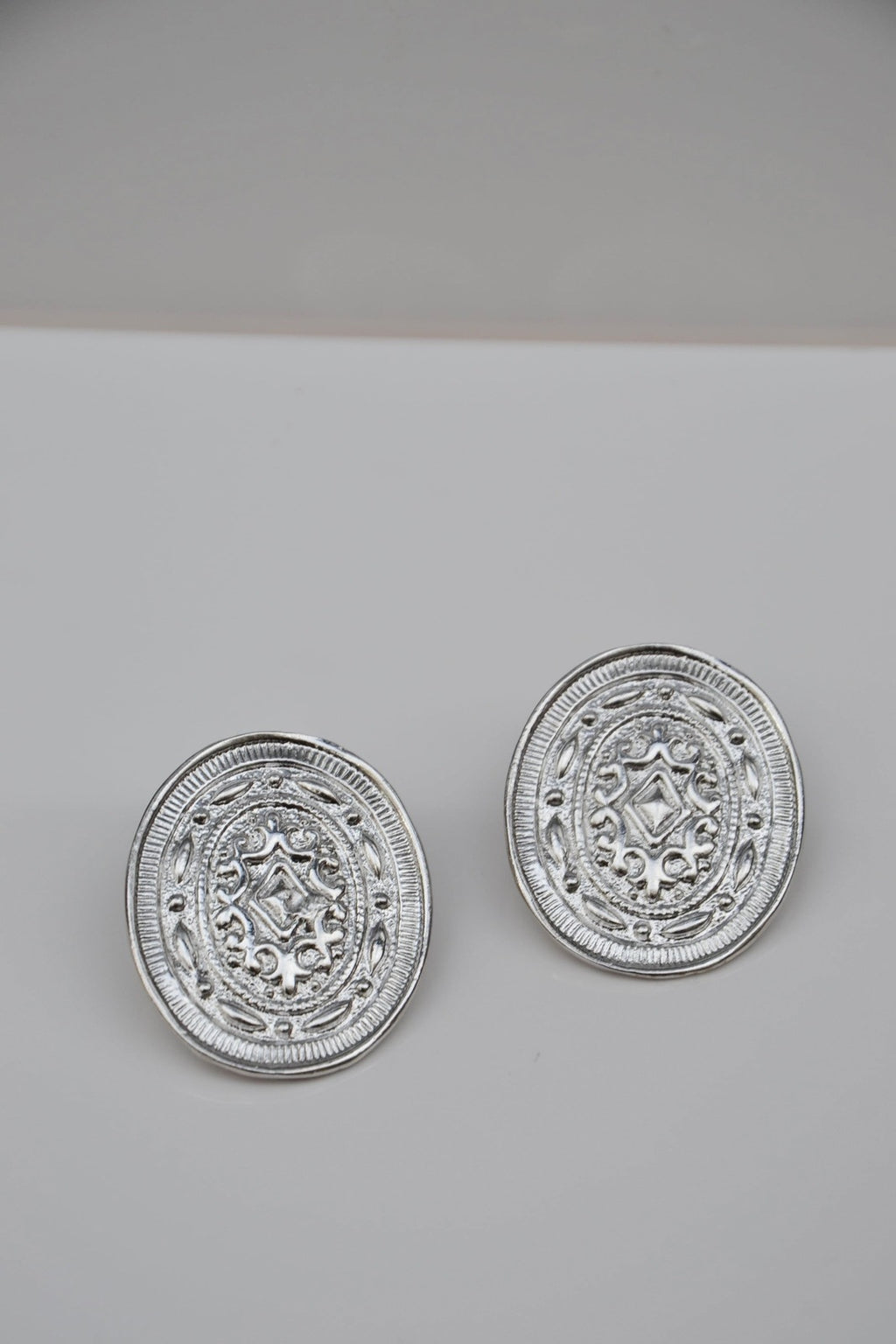 Découvrez nos Boucles d'Oreilles Mycènes - L'Éclat du Bijou Grec Ancien

Plongez dans l'univers des bijoux grecs authentiques avec notre collection exclusive de boucles d'oreilles Mycènes. Inspirées par l'artisanat et l'héritage des anciens royaumes mycéniens, chaque paire est soigneusement façonnée pour capturer la richesse et la grandeur de la Grèce antique. Leur design unique évoque les boucliers et symboles de protection, ajoutant une touche historique à votre style.