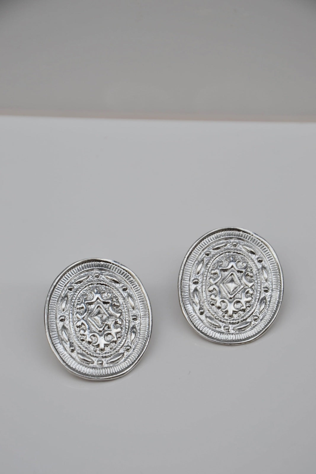 Découvrez nos Boucles d'Oreilles Mycènes - L'Éclat du Bijou Grec Ancien

Plongez dans l'univers des bijoux grecs authentiques avec notre collection exclusive de boucles d'oreilles Mycènes. Inspirées par l'artisanat et l'héritage des anciens royaumes mycéniens, chaque paire est soigneusement façonnée pour capturer la richesse et la grandeur de la Grèce antique. Leur design unique évoque les boucliers et symboles de protection, ajoutant une touche historique à votre style.