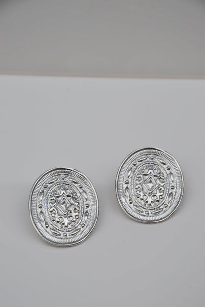 Découvrez nos Boucles d'Oreilles Mycènes - L'Éclat du Bijou Grec Ancien

Plongez dans l'univers des bijoux grecs authentiques avec notre collection exclusive de boucles d'oreilles Mycènes. Inspirées par l'artisanat et l'héritage des anciens royaumes mycéniens, chaque paire est soigneusement façonnée pour capturer la richesse et la grandeur de la Grèce antique. Leur design unique évoque les boucliers et symboles de protection, ajoutant une touche historique à votre style.