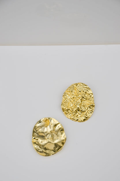 Découvrez nos Boucles d'Oreilles Palladion Martelées - L'Âme du Bijou Grec Ancien

Plongez dans la mystique de l'antiquité avec nos boucles d'oreilles Palladion martelées. Inspirées par le célèbre Palladion, symbole sacré de protection dans la Grèce antique, ces boucles d'oreilles incarnent la force et la grâce des divinités grecques. Le design martelé, avec ses textures uniques, rappelle les armures forgées des anciens héros et ajoute une touche d’authenticité à chaque tenue.
