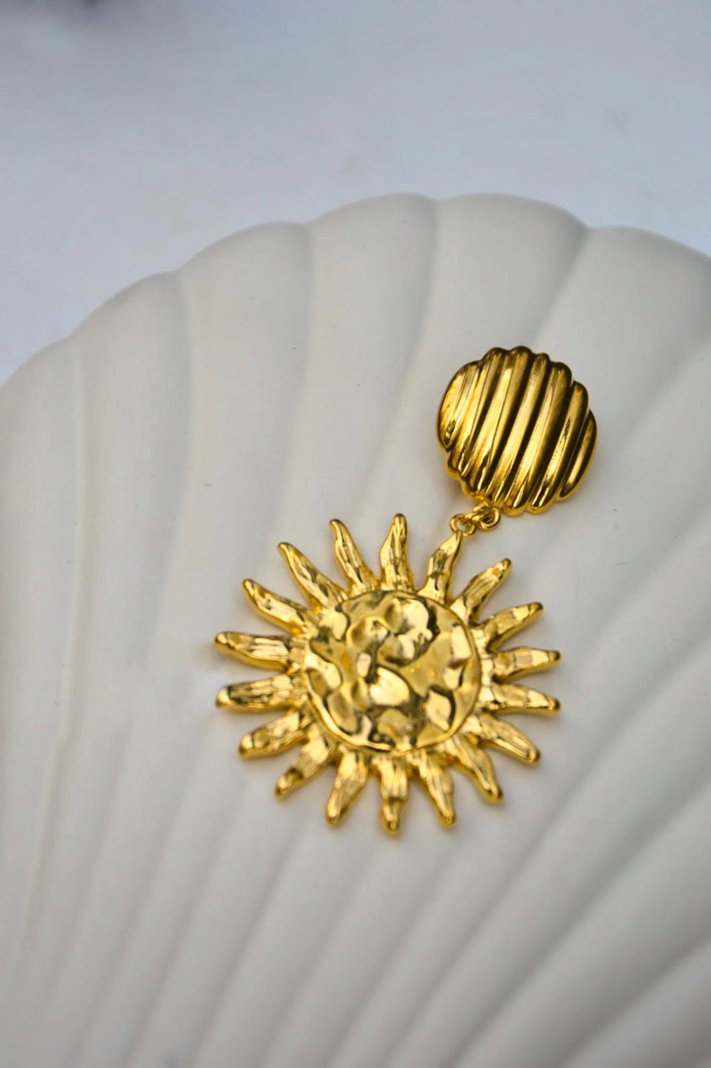 Laissez briller votre lumière intérieure avec Phoebéa, une paire de boucles d’oreilles dorées inspirée du dieu solaire Apollon, surnommé Phoebus, symbole de beauté, de clarté et d'harmonie.