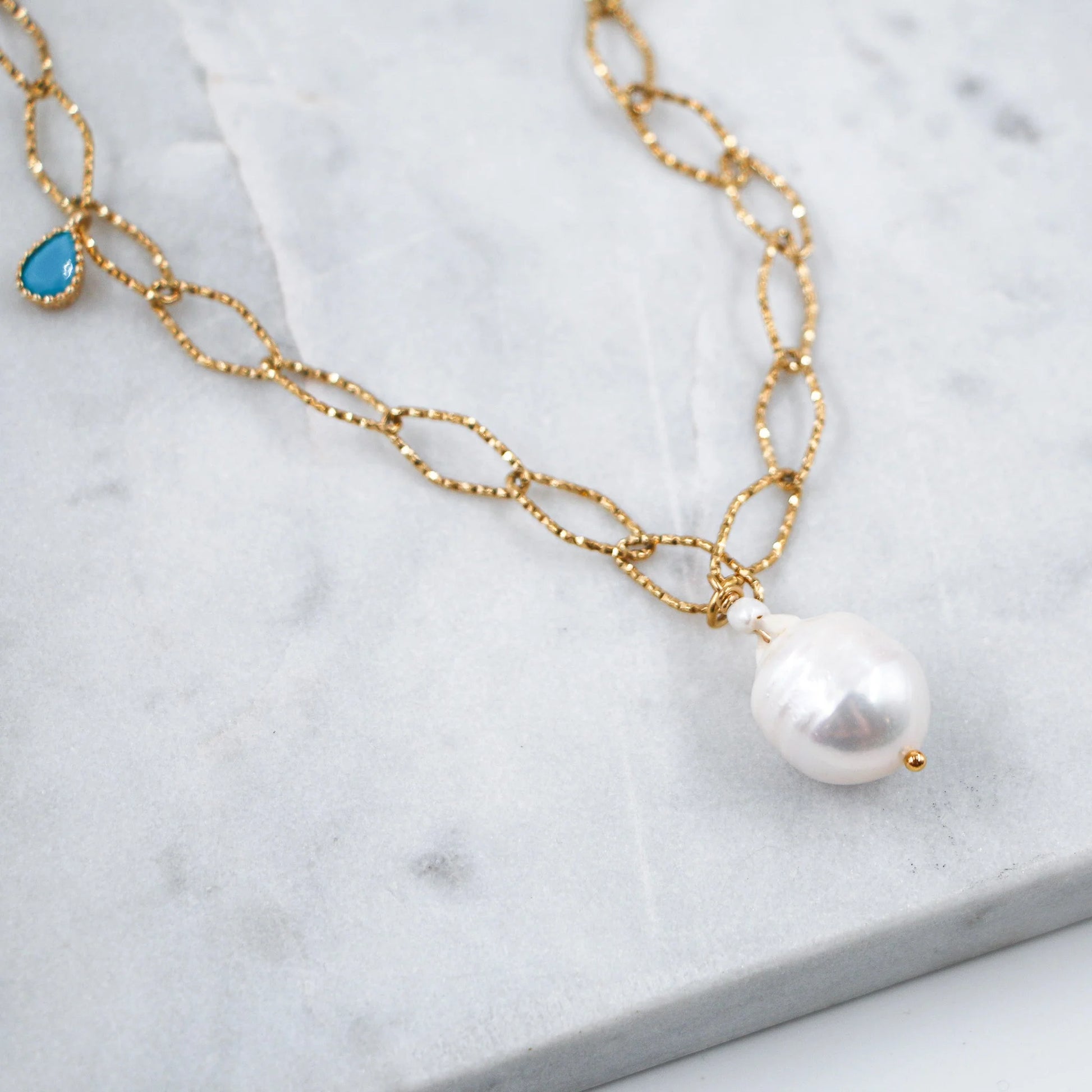  Collier Doré avec Perle Blanche 