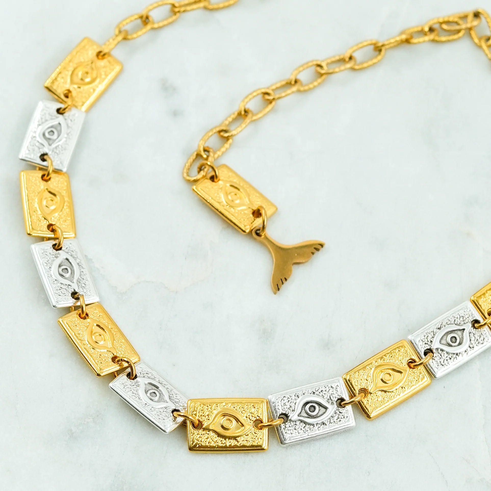 Collier Matia - Symbole de Protection et de Charme Méditerranéen  Plongez dans l'essence vibrante de la culture méditerranéenne avec notre Collier Matia, une œuvre d'art artisanale qui fusionne élégance contemporaine et tradition ancienne. Conçu avec soin par nos artisans expérimentés, ce collier est orné du célèbre "Matia" ou Œil Grec, reconnu pour sa capacité à protéger contre le mauvais œil et à apporter bonheur et chance.