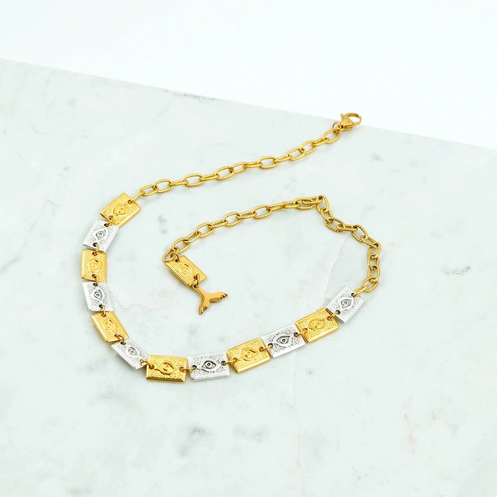 Collier Matia - Symbole de Protection et de Charme Méditerranéen  Plongez dans l'essence vibrante de la culture méditerranéenne avec notre Collier Matia, une œuvre d'art artisanale qui fusionne élégance contemporaine et tradition ancienne. Conçu avec soin par nos artisans expérimentés, ce collier est orné du célèbre "Matia" ou Œil Grec, reconnu pour sa capacité à protéger contre le mauvais œil et à apporter bonheur et chance.