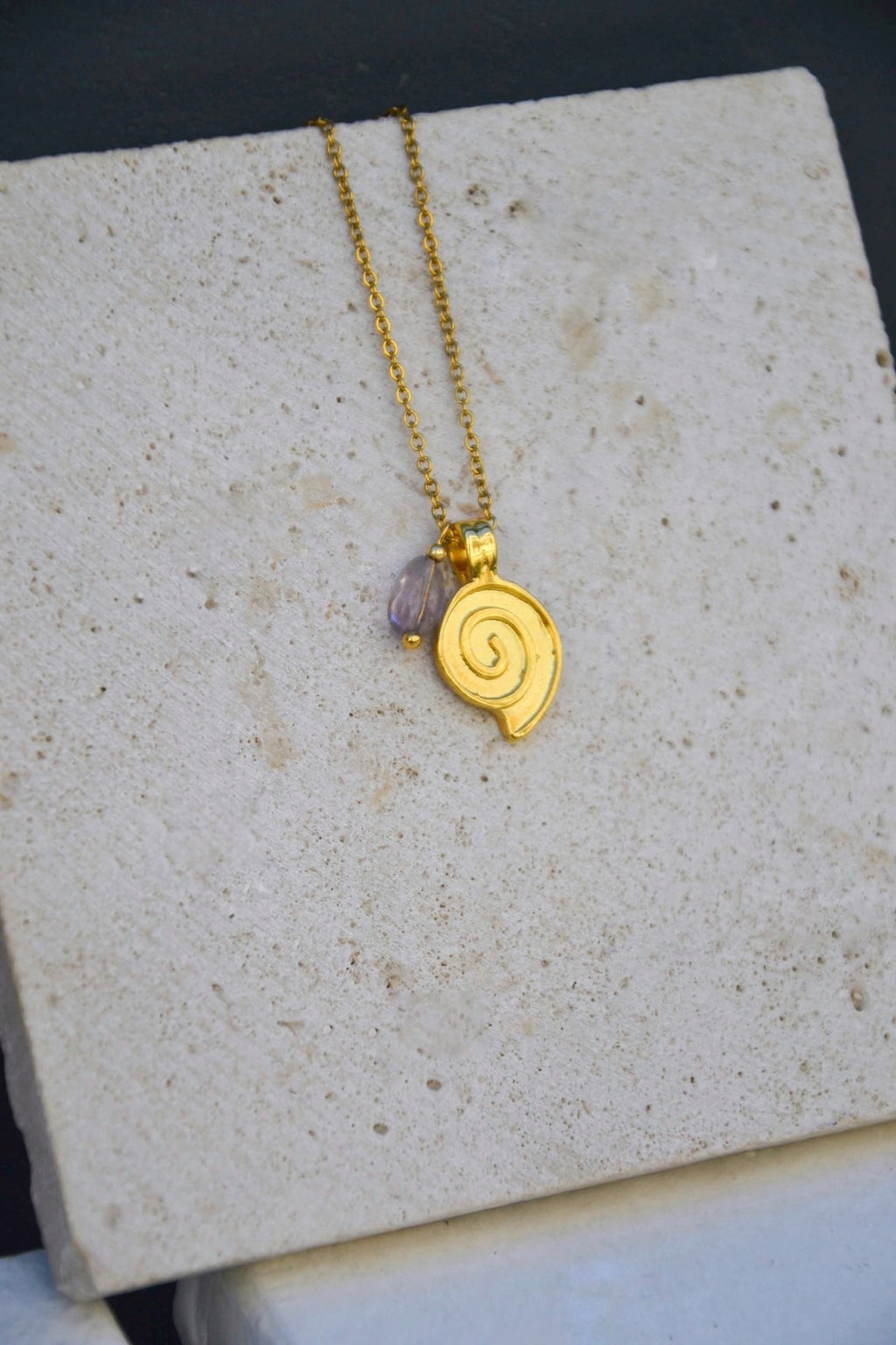 Laissez-vous envoûter par l’énergie douce et apaisante du collier Spirale &amp; Améthyste Rose, un bijou qui unit l’élégance naturelle de la pierre semi-précieuse à la symbolique profonde de la spirale.

La spirale, symbole universel d’évolution, de transformation et de connexion avec soi, enlace délicatement une améthyste rose – pierre rare et précieuse, reconnue pour favoriser la paix intérieure, l’amour de soi et l’ouverture du cœur.