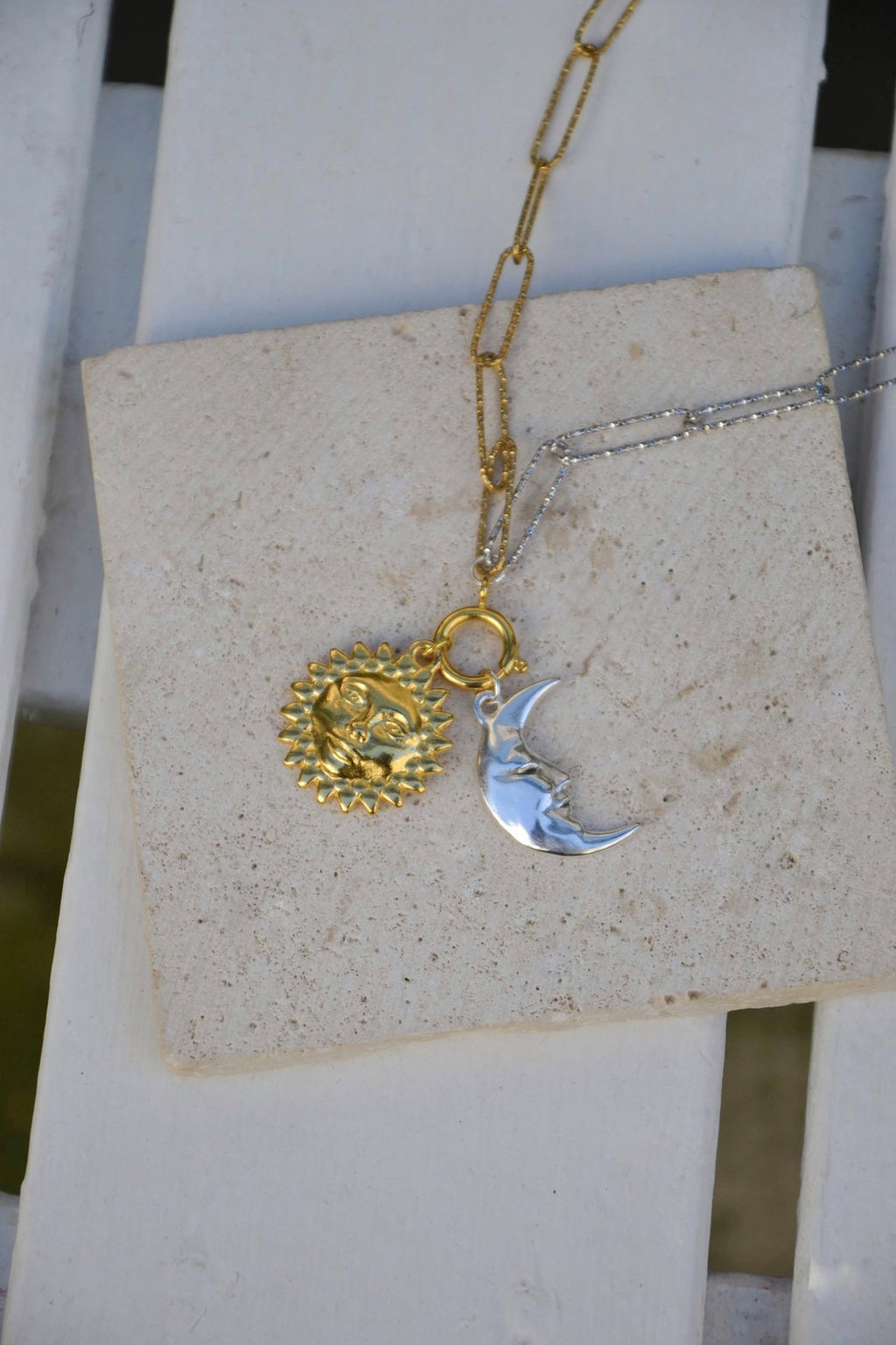 Portez l'équilibre céleste autour de votre cou avec le collier Séléné, une ode délicate à la danse éternelle entre la Lune et le Soleil. Composé de deux pendentifs fins – un croissant de lune argenté et un soleil doré éclatant – ce bijou symbolise le lien entre lumière et mystère, énergie et douceur.