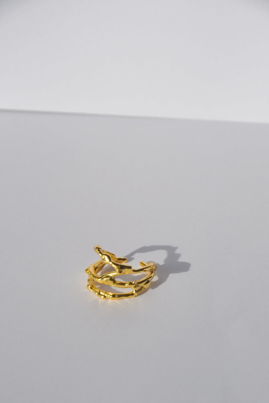 Explorez la grâce intemporelle avec notre bague Palladíon, une pièce inspirée par la protection divine et l'élégance classique, faite main par nos artisans.&nbsp; Détails du Design :  Design : Ornée de motifs classiques et sophistiqués, rappelant la noblesse et la force de Palladíon.